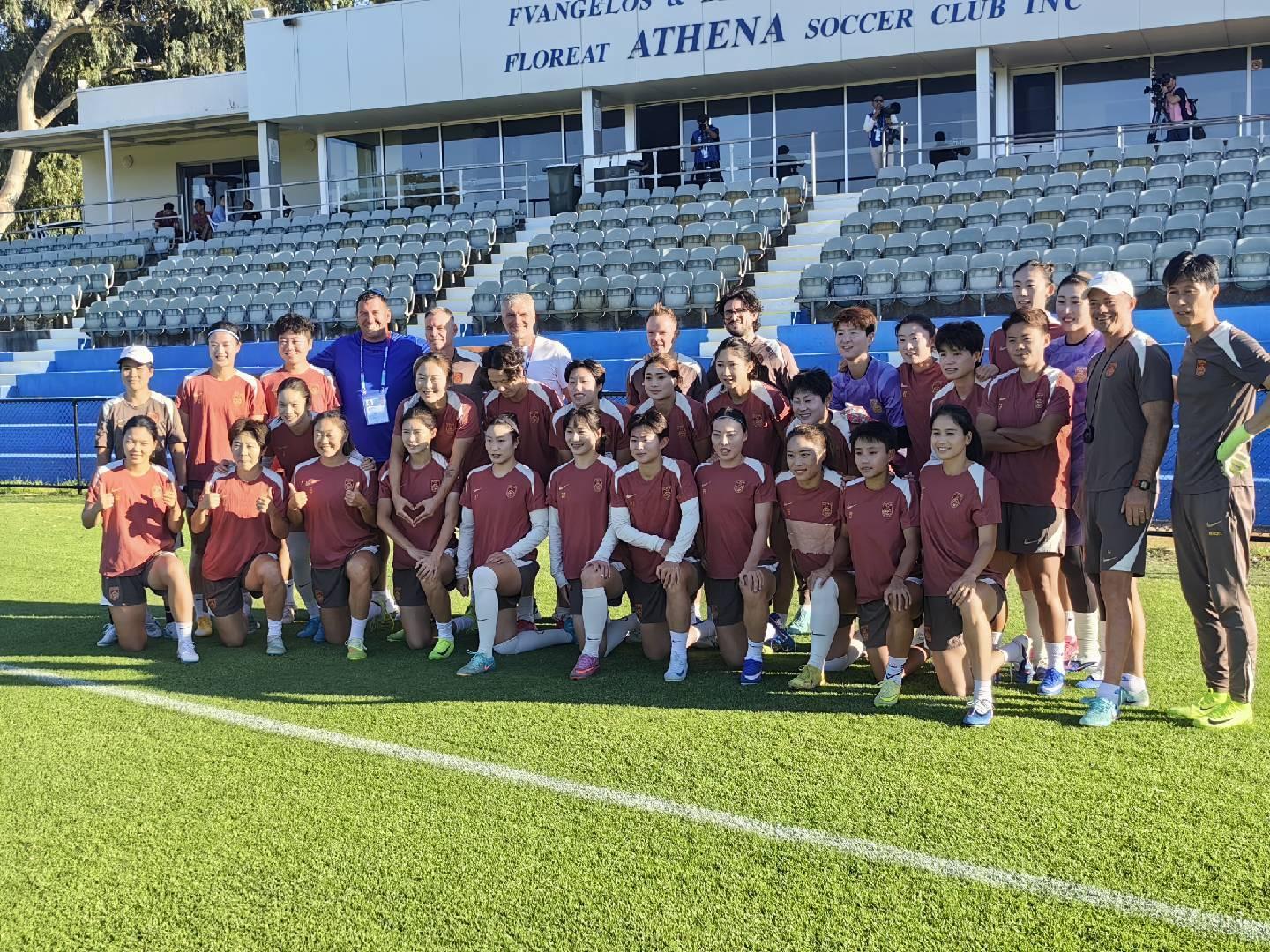 米乐-中国女足珀斯最后一练,场地工作人员与全队合影留念