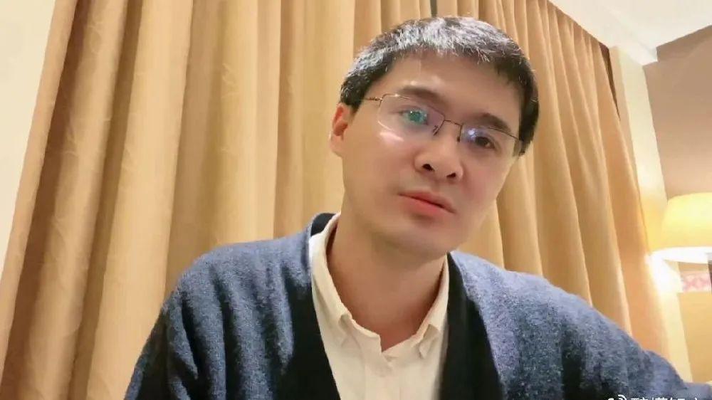 米乐app-罗翔：如果一个人突然努力工作，业余时间开始学习，不再参加社交活动，那么，身边的人可能不仅不会帮他，还会拉他下来，原因就一个！
